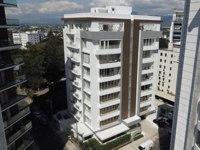 PENTHOUSE AMUEBLADO EN VENTA EN TORRE EXCLUSIVA DE SANTIAGO. UBICADO EN LA TRINITARIA